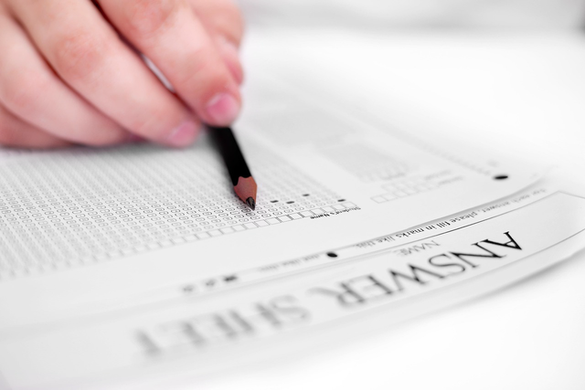 Ilustrasi Pengerjaan Soal Test. Foto: Pixabay.