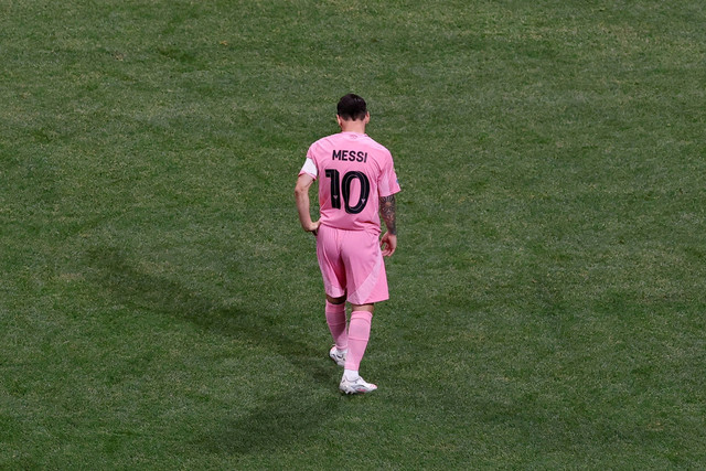 Pemain Inter Miami CF Lionel Messi tertunduk usai kalah dari Paris Saint-Germain (PSG) pada pertandingan babak 16 besar Piala Dunia Antarklub 2026 di Stadion Mercedes-Benz, Atlanta, Amerika Serikat, Minggu (29/6/2025). Foto: Amanda Perobelli/REUTERS