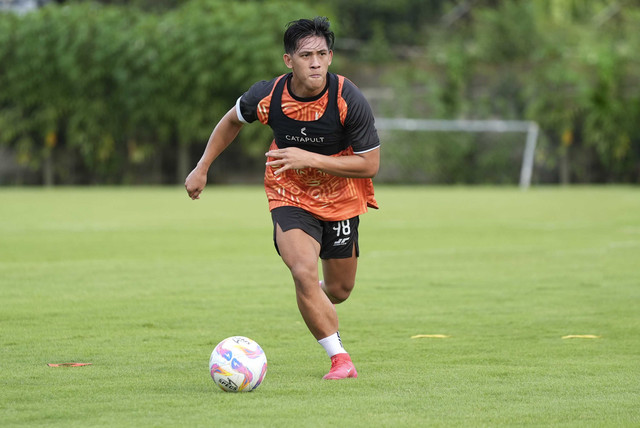 Pemain Persija Jakarta Eksel Runtukahu. Foto: Persija Jakarta