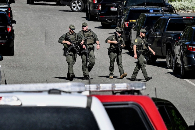 Polisi dan petugas pemadam kebakaran di Gunung Canfield di Coeur d'Alene, Idaho, AS, Minggu (29/6/2025). Foto: Kathy Plonka/The Spokesman-Review via AP