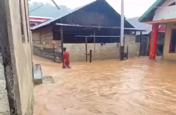 Banjir bandang masih merendam rumah-rumah di kecamatan Ambalau, Kabupaten Buru Selatan, Maluku, Senin (30/6/2025) dok Istimewa