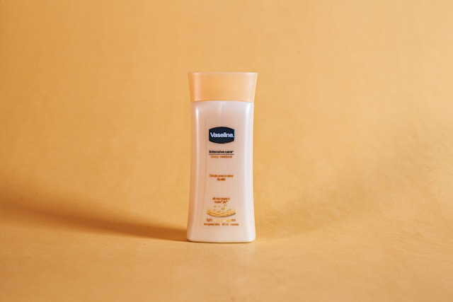 Rekomendasi Body Lotion untuk Kulit Kering dan Bersisik. Foto hanya ilustrasi. Sumber foto: Unsplash/Deepal
