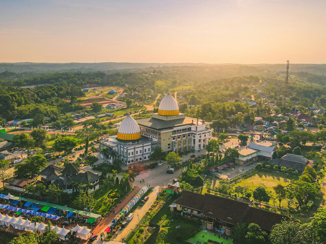 Tempat wisata Balikpapan. Foto salah satu sudut di Kota Balikpapan. Sumber: Unsplash/Muhammad Azzam