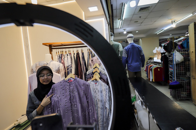 Pekerja menawarkan produk dagangannya secara daring melalui aplikasi E-Commerce di Thamrin City, Jakarta, Senin (30/6/2025). Foto: Jamal Ramadhan/kumparan