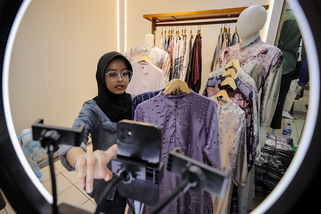 Pekerja menawarkan produk dagangannya secara daring melalui aplikasi E-Commerce di Thamrin City, Jakarta, Senin (30/6/2025). Foto: Jamal Ramadhan/kumparan