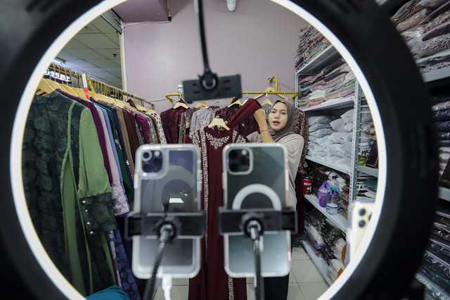 Pekerja menawarkan produk dagangannya secara daring melalui aplikasi E-Commerce di Thamrin City, Jakarta, Senin (30/6/2025). Foto: Jamal Ramadhan/kumparan