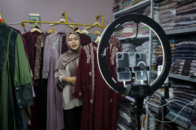 Pekerja menawarkan produk dagangannya secara daring melalui aplikasi E-Commerce di Thamrin City, Jakarta, Senin (30/6/2025). Foto: Jamal Ramadhan/kumparan