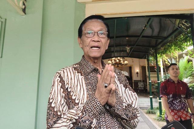 Gubernur DIY Sri Sultan Hamengku Buwono X di kompleks Kepatihan Pemda DIY, Senin (30/6/2025). Foto: Arfiansyah Panji Purnandaru/kumparan