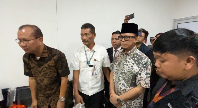 Bupati OKU Teddy Meilwansyah saat hadir di ruang sidang Pengadilan Tindak Pidana Korupsi (Tipikor) pada Pengadilan Negeri Palembang, Senin (30/6/2025), untuk menjadi saksi sidang kasus OTT KPK di Dinas PUPR. Foto : Istimewa