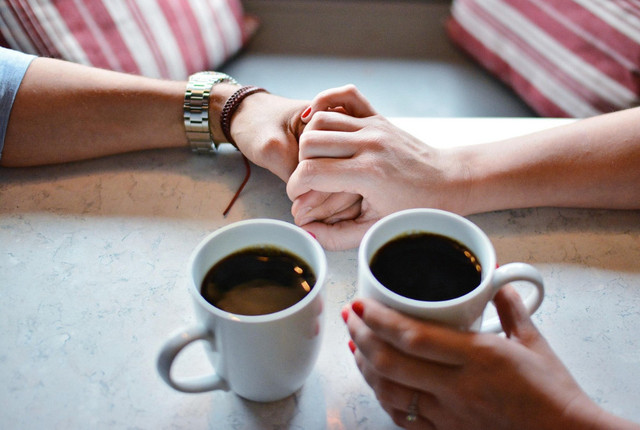 Ilustrasi physical touch adalah - Sumber: pixabay.com/scronfinixio