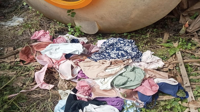 Penemuan pakaian dalam wanita, di belakang bangunan eks Puskesmas Malo, di Desa Malo RT 011 RW 006, Kecamatan Malo, Kabupaten Bojonegoro, Jawa Timur. Senin (30/06/2025). (Aset: Istimewa)