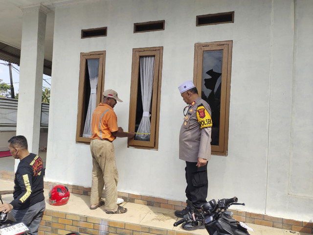 Warga dan Forkopimda bersihkan bekas puing vila yang dijadikan rumah ibadah di Sukabumi. Foto: Dok. Istimewa
