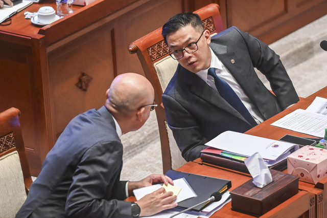 Menteri Luar Negeri Sugiono (kanan) berbincang dengan Wakil Menteri Luar Negeri Arrmanatha Nasir (kiri) saat mengikuti rapat kerja bersama Komisi I DPR di Kompleks Parlemen, Senayan, Jakarta, Senin (30/6/2025). Foto: Rivan Awal Lingga/ANTARA FOTO