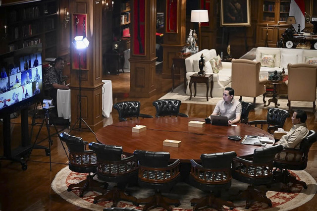 Presiden Prabowo Subianto menggelar rapat terbatas bersama sejumlah Menteri Kabinet Merah Putih yang dilakukan melalui konferensi video. Foto: Instagram/ @sekretariat.kabinet