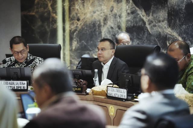 Wakil Ketua DPR RI Sufmi Dasco Ahmad memimpin rapat konsultasi terkait putusan MK soal UU Pemilu bersama Pemerintah dalam hal ini Menteri Dalam Negeri dan wakilnya, Menteri Sekretaris Negara, Menteri Hukum, dan Lembaga juga Badan Negara terkait lainnya. Foto: Instagram/ @sufmi_dasco