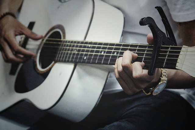 Rekomendasi capo gitar. Foto hanya ilustrasi, bukan yang sebenarnya. Sumber: Pexels/NMQ 