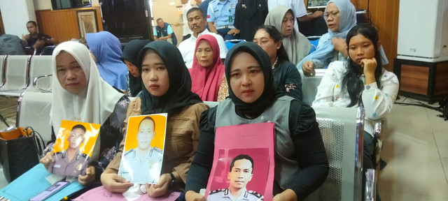 Keluarag ketiga korban penembakan oleh Kopda Bazarsah saat penggerebekan sabung ayam di Way Kanan, Lampung saat membawa foto-foto para korban. Foto : Istimewa