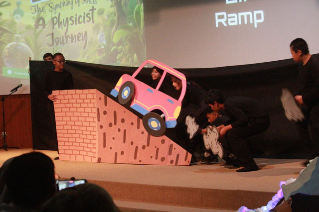 Pentas akhir Tumbuh Primary School 3 bertajuk The Symphony of Forces: A Physicist Journey pada Rabu (17/6). Foto: Dok. Sekolah Tumbuh