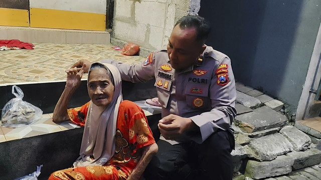 Kanit Binpolmas Satbinmas Polres Lamongan, Ipda Purnomo saat mengunjungi Nasikah (74 tahun). Foto: Dok. Istimewa