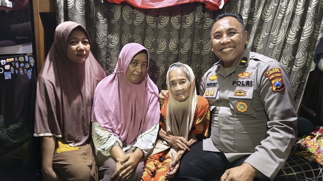 Kanit Binpolmas Satbinmas Polres Lamongan, Ipda Purnomo saat mengunjungi Nasikah (74 tahun). Foto: Dok. Istimewa