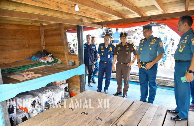 Danlantamal XII saat melihat langsung kapal bermuatan puluha ton arang bakau ilegal di Pontianak. Foto: Dok. Lantamal XII