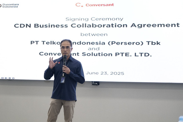 Direktur Wholesale & International Service Telkom Honesti Basyir saat memberikan sambutan pada acara penandatanganan perjanjian kerja sama penyediaan layanan Content Delivery Network as a Service (CDN as a Service/CaaS) di Indonesia antara Telkom dan Conversant di Telkom Landmark Tower, Jakarta, pada senin (23/6).