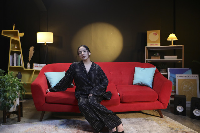 Penampilan Angel Pieters saat berkunjung ke kantor kumparan, Jakarta, Senin (30/6/2025). Foto: Dicky Adam Sidiq/kumparan