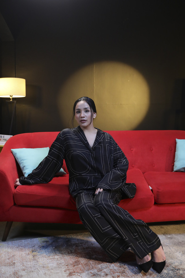 Penampilan Angel Pieters saat berkunjung ke kantor kumparan, Jakarta, Senin (30/6/2025). Foto: Dicky Adam Sidiq/kumparan