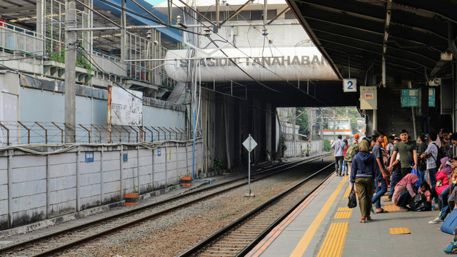 Perbedaan Stasiun Tanah Abang Lama dan Baru. Foto: Stasiun KRL Tanah Abang. Sumber: unsplash.com/Rizki Oceano.