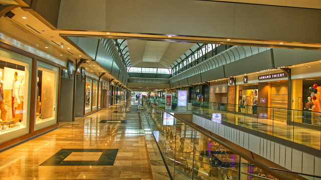 Tenant Lippo Mall Nusantara. Foto hanya ilustrasi, bukan tempat sebenarnya. Sumber: unsplash.com/Pascal Bernardon.