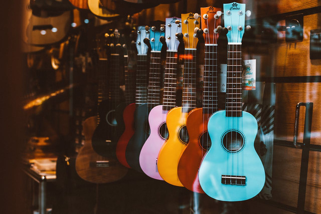 Rekomendasi toko gitar Jakarta. Foto hanya ilustrasi, bukan yang sebenarnya. Sumber: Pexels/ROMAN ODINTSOV 