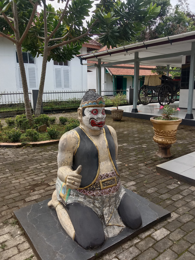 Iconik Museum Wayang Banyumas Nampak dari depan terdapat patung Bawor (Dok: Foto Pribadi; 17/05/2025) 