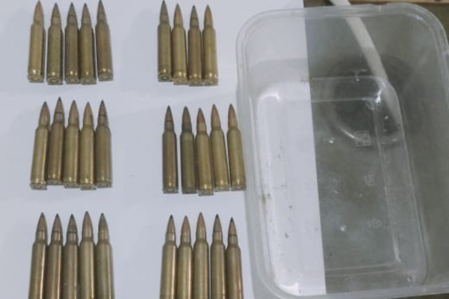 Penampakan puluhan peluru yang ditemukan di kios minuman di Jalan Wonodri Semarang. Foto: Dok. Istimewa