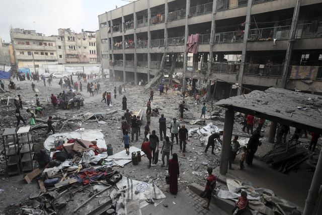 Sejumlah warga mencari memeriksa kerusakan di sebuah sekolah UNRWA yang menampung para pengungsi yang terkena serangan udara Israel di Gaza, Senin (30/6/2025). Foto: Mahmoud Issa/REUTERS