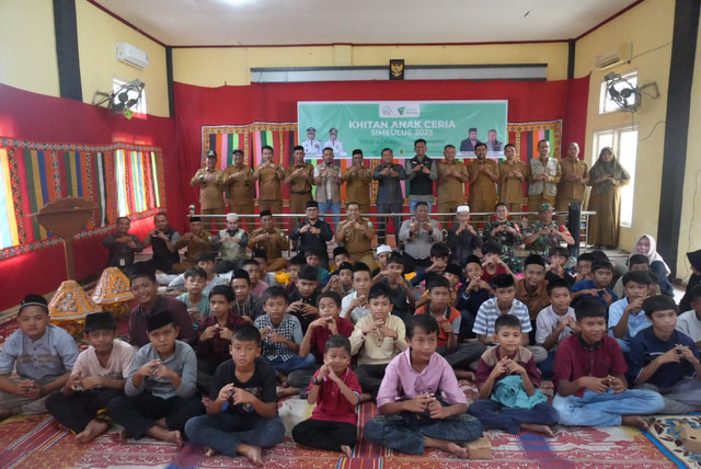 455 anak dari pelosok Kabupaten Simeulue, termasuk dari Pulau Siumat dan Teupah ikut sunatan massal, yang diadakan oleh Baitul Mal Kabupaten Simeulue dan Dompet Dhuafa Aceh.