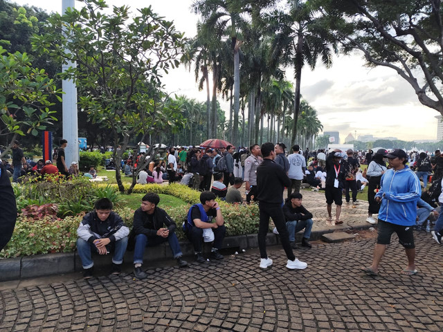 Warga mulai memadati kawasan Monas jelang perayaan HUT Bhayangkara ke-79 di Monas, Jakarta, pada Selasa (1/7/2025).  Foto: Luthfi Humam/kumparan