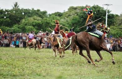 Ilustrasi Kegiatan Pasolo di Nusa Tenggara Timur (Gambar: Shuttlestock)