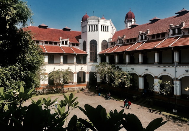 Tempat menarik di Semarang. Foto: Lawang Sewu. Sumber: Unsplash/MUHAMMAD FAJRI YOANDHIKA