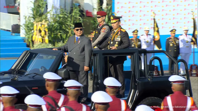 Presiden Indonesia Prabrowo Subianto Bersama Kapolri Jenderal Listyo Sigit Prabowo melakukan Inspeksi angoota dalam ipacara HUT Bhayangkara ke-79 di Monas, Jakarta Pusat, Selasa (1/6/2025). Foto: Youtube/Sekretariat Presiden