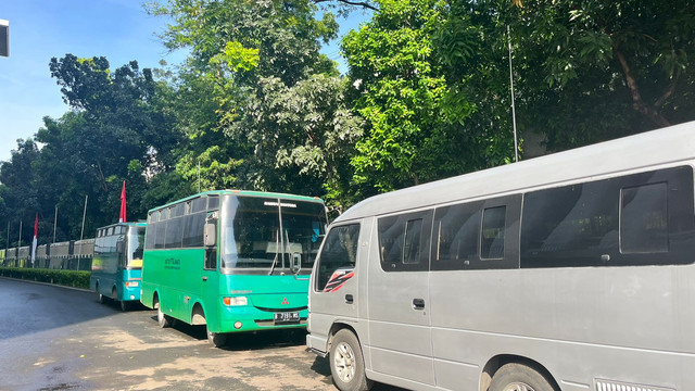 Bus-bus yang membawa pengunjung hadiri HUT Bhayangkara ke-79 di Masjis Istiqlal, Jakarta, Selasa (1/7/2025). Foto: Nasywa Athifah/kumparan