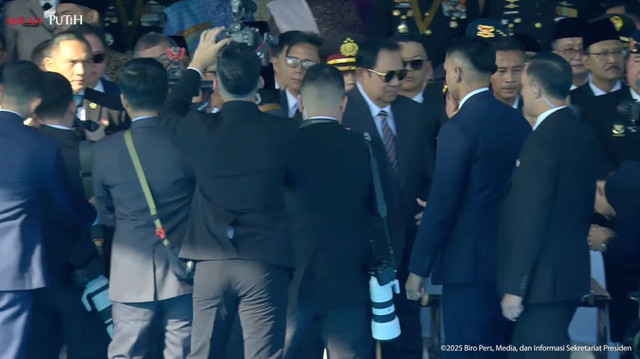 Wakil Presiden Gibran Rakabuming Raka berjabat tangan dengan Presiden keenam Susilo Bambang Yudhoyono saat menghadiri HUT Bhayangkara ke-79 di Monas, Jakarta, Selasa (1/7/2025). Foto: Youtube/Sekretariat Presiden