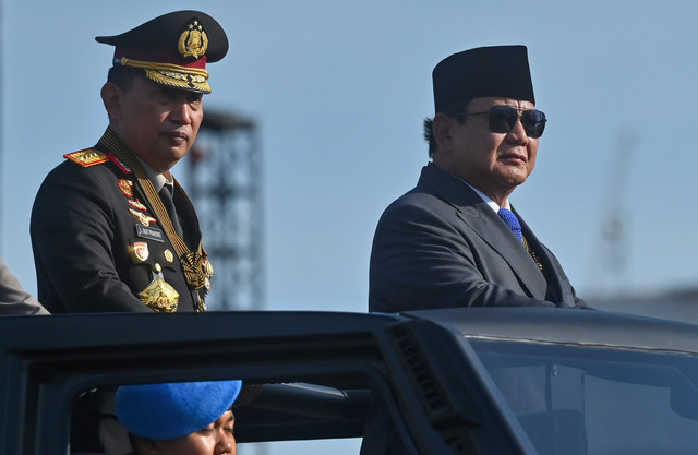 Presiden Prabowo Subianto didampingi Kapolri Jenderal Pol Listyo Sigit Prabowo menginspeksi pasukan dalam upacara HUTBhayangkara ke-79 di Monumen Nasional (Monas), Jakarta, Selasa (1/7/2025). Foto: Rivan Awal Lingga/ANTARA FOTO