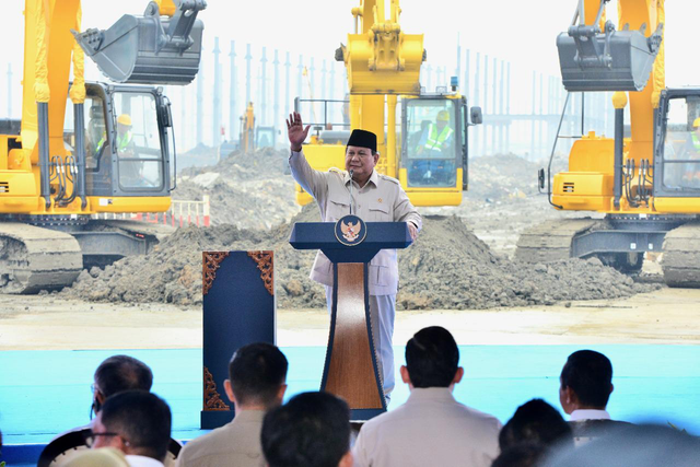 Presiden Prabowo Subianto saat meresmikan Groundbreaking Ekosistem Industri Baterai Kendaraan Listrik Terintegrasi di Kawasan Industri Karawang pada Minggu (29/6). Foto: Dok. PLN