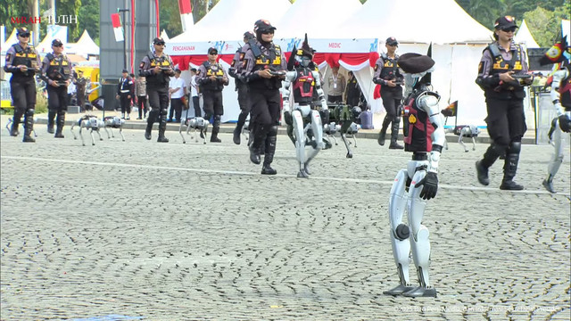 Robot humanoid yang ditampilkan selama defile upacara HUT Bhayangkara ke-79 di Monas, Jakarta, Selasa (1/7/2025).
 Foto: Youtube/Sekretariat Presiden