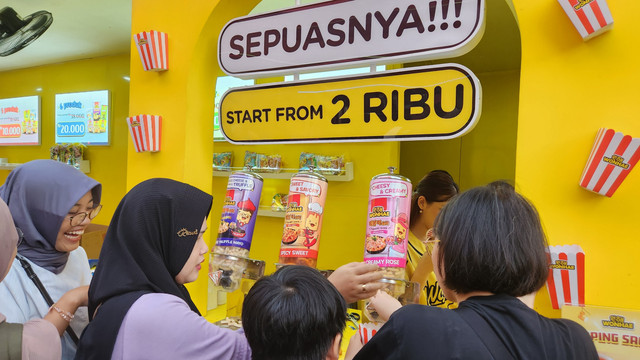 Suasana booth camilan dan jajanan di Jakarta Fair 2025. Foto: Azalia Amadea/Kumparan