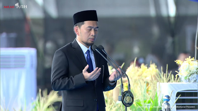 Ustaz Adi Hidayat membacakan doa saat upacara HUT Bhayangkara ke-79 di Monas, Jakarta, Selasa (1/7/2025). Foto: Youtube/Sekretariat Presiden