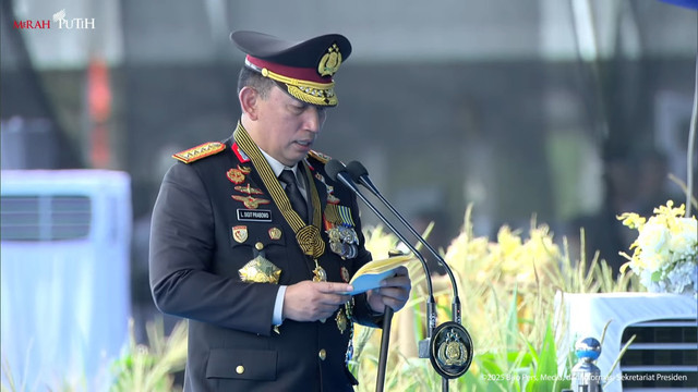 Kapolri Jenderal Listyo Sigit Prabowo memberikan sambutan saat upacara HUT Bhayangkara ke-79 di Monas, Jakarta, Selasa (1/7/2025). Foto: Youtube/Sekretariat Presiden