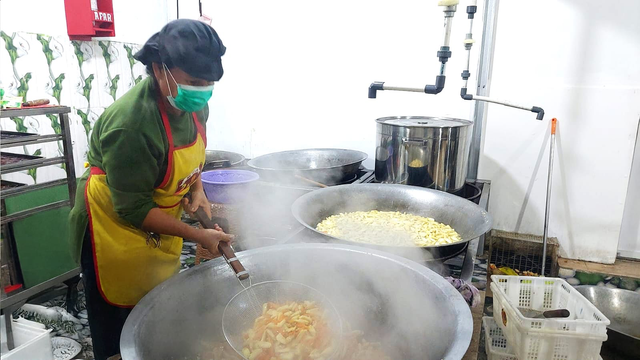 Katering RKP di Kecamatan Kayu Agung, Kabupaten Ogan Komering Ilir, Sumatera Selatan sebagai mitra program Makan Bergizi Gratis (MBG) berhasil meningkatkan skala usaha memanfaatkan KUR dari BRI. Foto: Dok. BRI