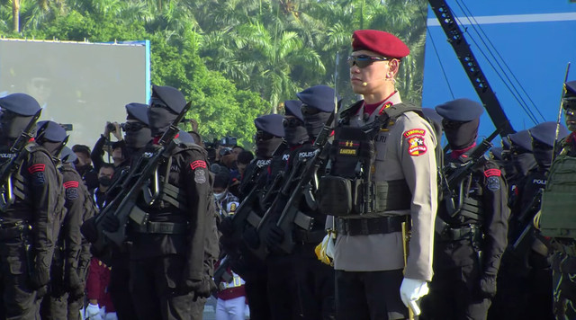 Ketua STIK Lemdiklat Polri, Irjen Pol Dadang Hartanto menjadi komandan Upacara HUT Bhayangkaran ke-79 di Monas, Jakarta, Selasa (1/7/2025). Foto: Youtube/Sekretariat Presiden