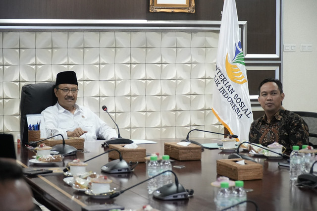 Mensos Saifullah Yusuf (Gus Ipul) menerima audiensi empat kepala daerah di Kantor Kemensos, Jakarta, Senin (30/6/2025). Foto: Kemensos RI